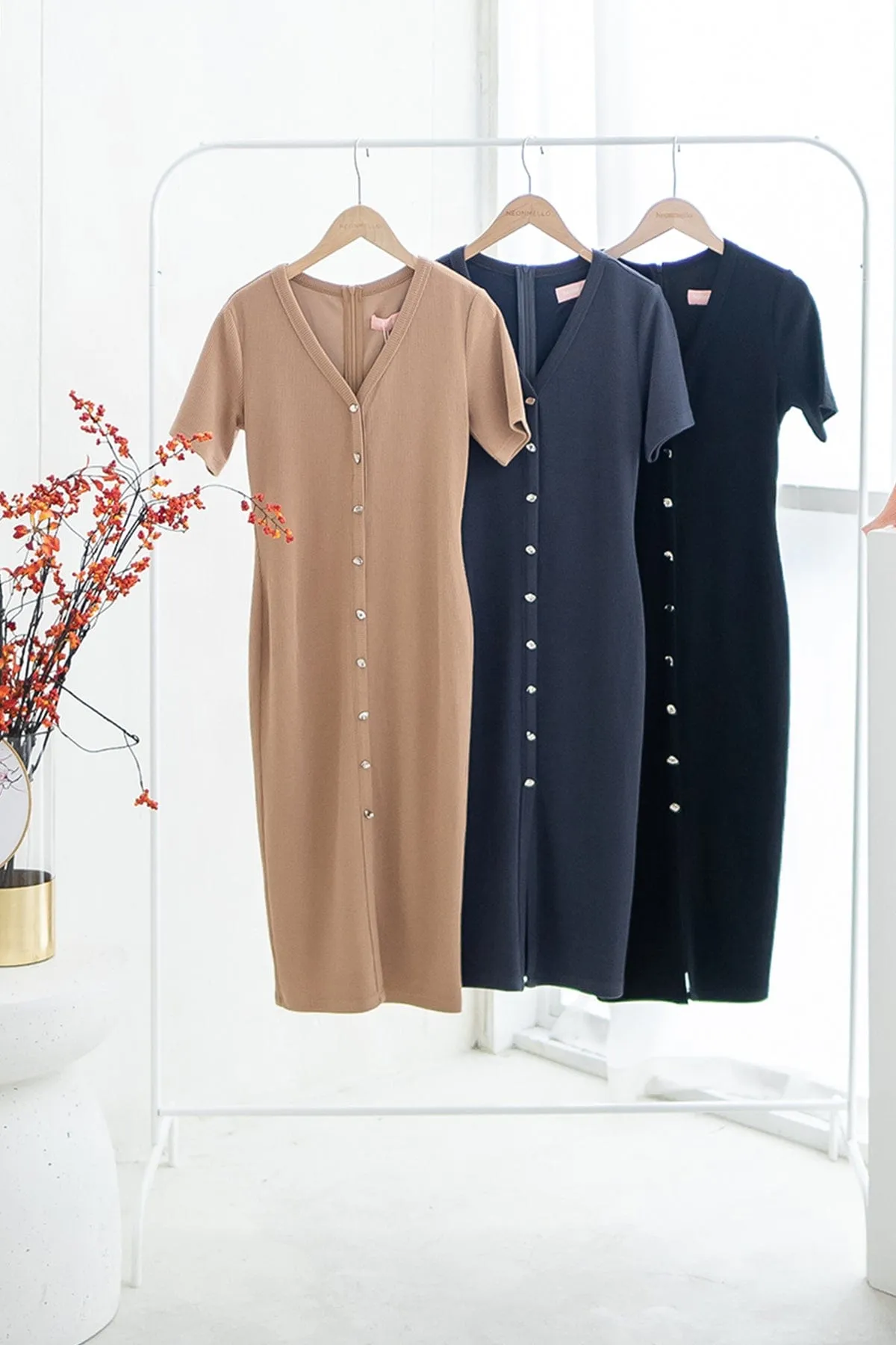 HENDRIC RIBBED BUTTONED MIDAXI IN BLACK